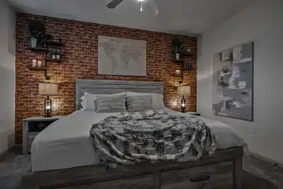 Image de Upscale Furnished 2br Near Decatur Square | Pool & Rooftop Lounge