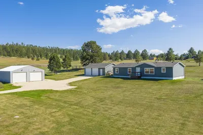 Image de A Scenic Custer Getaway with Space, Comfort, & View of the Needles