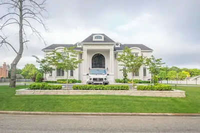 Image de Luxury 4br Magical Oasis Villa Mansion with Indoor Basketball Court Near Beach