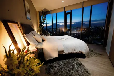 Image de Amaneceres frente a los volcanes, piso 18. Bright space with open city views