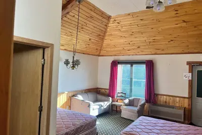 Image de Spacious, comfortable 1 Br with Full kitchen, large sitting rm, private bath