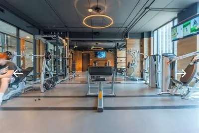 Image de Modern 2-Bedroom Retreat Near Universities | Gym, Sauna & Theater