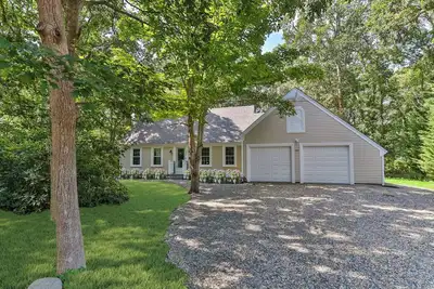Image de Newly Renovated Classic Cape close to everything!