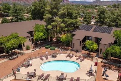 Image de Hike. Unwind. Repeat. Sedona Views in Village of Oak Creek Condo