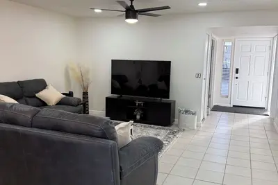 Image de Prime Location, newly renovated with modern finishes and stylish decor