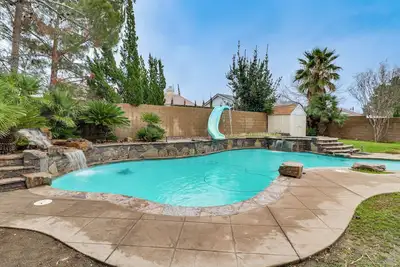 Image de Pool, Patio & Games! Suburban Home in Palmdale