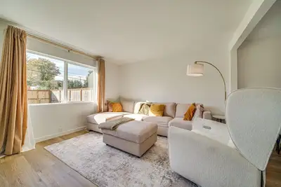 Image de 8 Mi to Downtown Seattle: Cozy Home w/ Patio