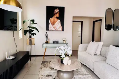 Image de 2 chambres dans un domaine de golf spectaculaire