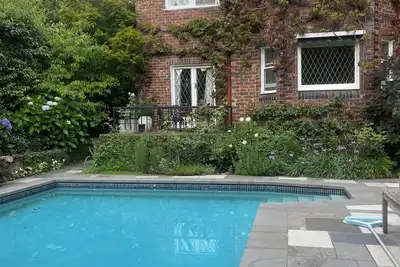 Image de Toorak Tudor Family Home with modern kitchen and 1930's charm.