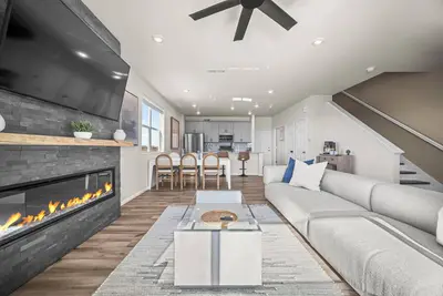 Image de 10 min to Dia, Walk to the Gaylord!