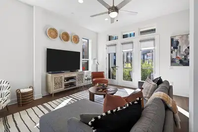 Image de Central Austin Rooftop Home w/ Balcony Near Ut & Downtown | Concordia Retreat