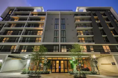 Image de 1 Bedroom Suite w/ Balcony | Luxe Edgewater Stay