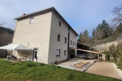 Image de La Villa de l'Anzon, gîte de groupe dans un environnement calme, salle de jeux.