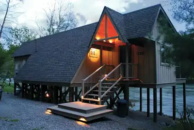 Image de Riverfront cabin near New River Trail, Claytor Lake, and Draper Mercantile. Screened porch.