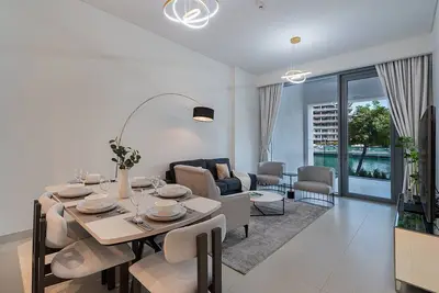 Image de Stylish & Newly Furnished  2-Bedroom Canal Front Apartment with Maid’s Room – Canal Front 5
