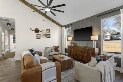 Image de Brand new Lux 3 Br Downtown Gem! Pickleball/Bb Court