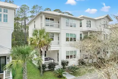 Image de 30a Beach House Scissortail - Pet Friendly, Pool, Beach, Sleeps 18 - Free Golf!