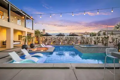 Image de Spacious 6-bedroom desert home with a private pool, spa, and sunken firepit lounge. Features a fun game room, fully stocked kitchen, and open living spaces—ideal for groups looking to relax, gather, and enjoy the Coachella Valley.
