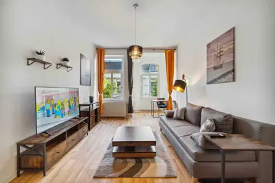 Image de Spacious, family-friendly flat with bright living room, cozy bedroom, fully equipped kitchen, high chair and washer – ideal for longer stays.