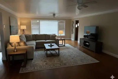 Image de 3 Bdrm Cozy Lakefront Getaway – Spacious Home with Finished Basement!