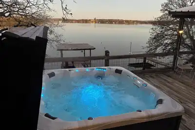 Image de Relax at Cap's Cabin on Amon G Carter lake. 3/2 home w/ hot tub, and boat dock