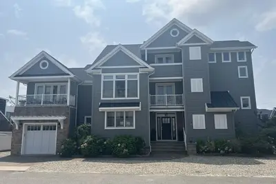 Image de 5 Br Ocean Block Home w/ Heated Pool and Pool House in Normandy Beach