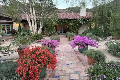 Image de 3-bedroom hacienda in serene Topanga with canyon views and resort like setting.