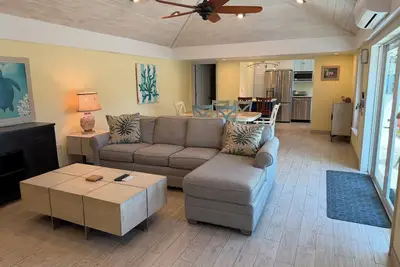 Image de Beautiful 3br/4ba villa footsteps from beach