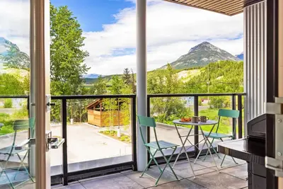 Image de Tranquil 2br Golden Oasis |Bbq, Balcony, Mtn Views