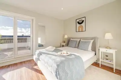 Image de Bright Beachside Flat with Terrace by HostWise