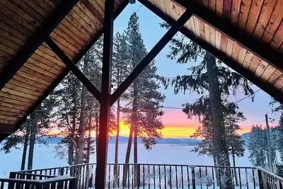 Image de Cozy, Rustic 4-bedroom Lake-view Cabin in the Woods