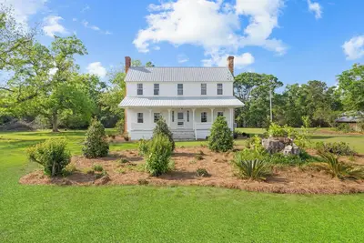 Image de 4-bedroom Farmhouse on peaceful acres!