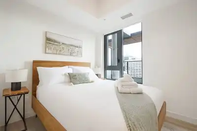 Image de New 2br Den Condo | Gym | Skyline View | Ug Park