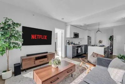 Image de New 2br King suite| Kensington| Ug Parking| Banff