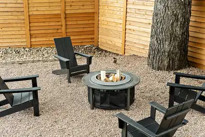 Image de East Austin Oasis | Hot/Cold Plunge + Group Ready