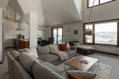 Image de Condo Vue sur Lac Tremblant • Ski In/Out + Foyer