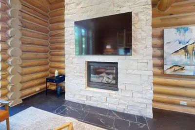 Image de Modern cabin with private hot tub, mountain views, expansive deck & arcade game