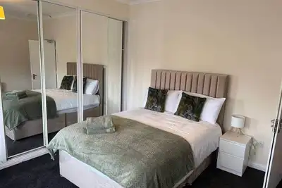 Image de Group Stay 3br • Close to Hydro & Secc • Parking