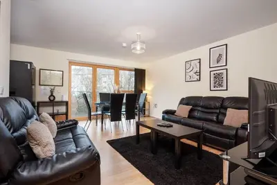 Image de 2br Apartment • Parking • Southside & Queen’s Park
