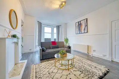 Image de 3br Flat • Near Maryhill Park & West End • Parking
