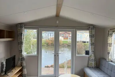 Image de Lovely 8 berth caravan at Manor Park with pond views 23056k