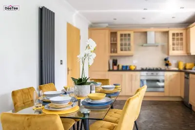 Image de Spacious Contractor & Family-Sized Apt with Free Parking|Wi-Fi Near Mk Central.