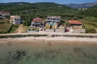 Beachfront 3br Villa • Private Pool (Psarou)