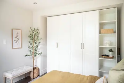 Image de Enjoy this spacious home only one car ride away from downtown Montreal.