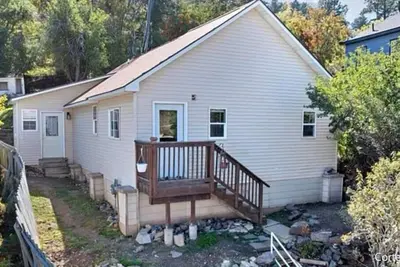Image de Newly Remodeled 3 Bedroom Home  \nClose to Downtown Lead/ Shuttle Pickup