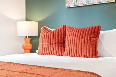 Image de Aurora 1br | Lakefront Views + Gym Access