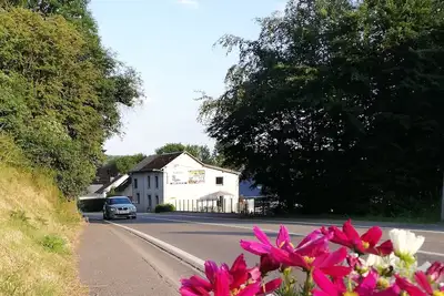Image de Au Vieux Gouvy, gîte rural avec terrasse et grand jardin, idéal pour familles.