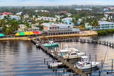 Image de Charming Tropical Bungalow Perfectly Located in the Serene Sebastian, Florida