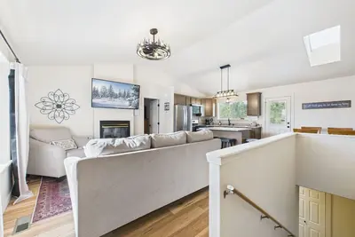 Image de Little Bear Lookout-New remodel, open concept, Ac, gas fire place, sleeps 6.