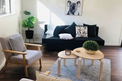 Image de Refurbished + Modern Sought after location ~5 Star